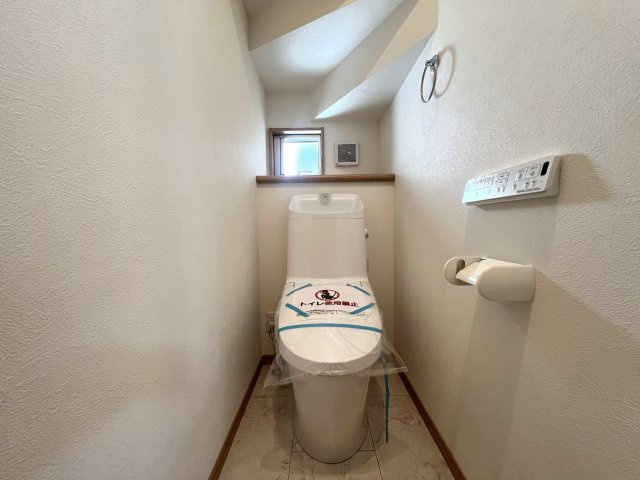 バス便とはいえ２路線利用できてバス停まで１分♪駐車場は２台分が当たり前だのクラッカー！！外観で魅せつつも内部もシッカリで、きっとアナタも虜になる！！それが、『戸塚区深谷町』新築戸建のトイレ|清潔感のあるトイレです