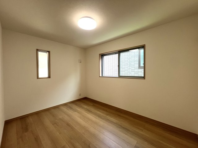 バス便とはいえ２路線利用できてバス停まで１分♪駐車場は２台分が当たり前だのクラッカー！！外観で魅せつつも内部もシッカリで、きっとアナタも虜になる！！それが、『戸塚区深谷町』新築戸建の洋室|ゆったりした洋室です