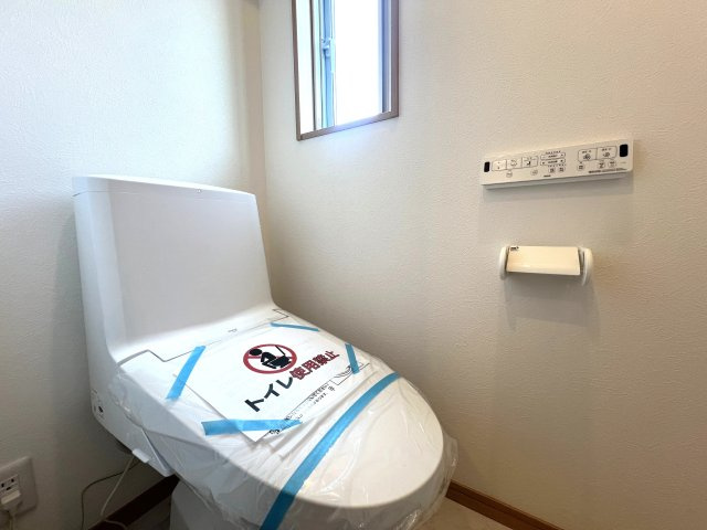 バス便とはいえ２路線利用できてバス停まで１分♪駐車場は２台分が当たり前だのクラッカー！！外観で魅せつつも内部もシッカリで、きっとアナタも虜になる！！それが、『戸塚区深谷町』新築戸建のトイレ|トイレです