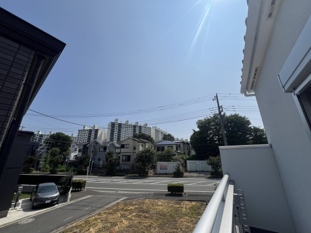 バス便とはいえ２路線利用できてバス停まで１分♪駐車場は２台分が当たり前だのクラッカー！！外観で魅せつつも内部もシッカリで、きっとアナタも虜になる！！それが、『戸塚区深谷町』新築戸建の展望