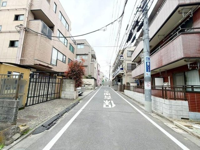 文京区千石　建築条件なし売地の前面道路含む現地写真