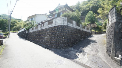 【前面道路含む現地写真】 | 三入南２丁目 | ◎南東向き角地、１００坪超の広い敷地の６ＤＫ戸建て
日当たり眺めも良好、メンテナンス、清掃が行き届いてリフォーム無しですぐに住めます