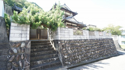 【庭】 | 三入南２丁目 | ◎南東向き角地、１００坪超の広い敷地の６ＤＫ戸建て
日当たり眺めも良好、メンテナンス、清掃が行き届いてリフォーム無しですぐに住めます