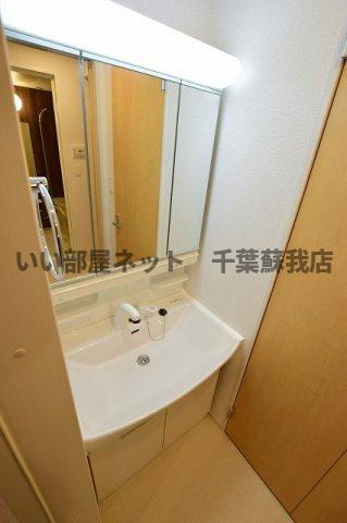 ヴィラ・コンフォートⅡの洗面所|ゆったりとスペースのある洗面所