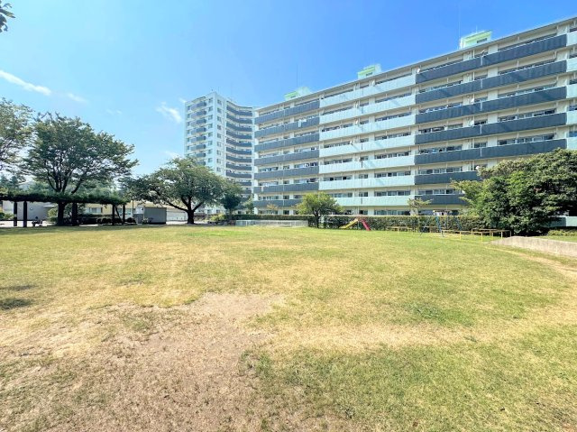 県ドリームハイツ9号棟のその他|◆マンション前には広場と公園があり、お子様も安心。