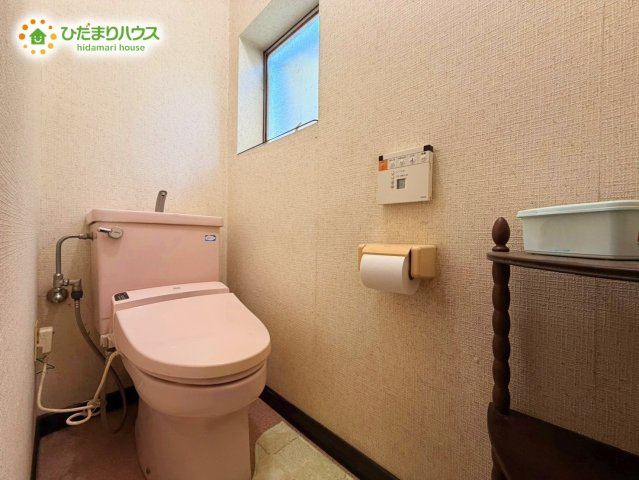 日立市西成沢町1丁目　中古戸建のトイレ|小窓が付いているので、トイレも明るい空間になっております♪