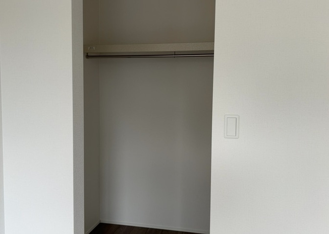 【収納】 | デザイン性を重視しすぎて収納が少なかった！なんてことにならないため、事前に現地で収納の数を確認しておくことをお勧めします。クローゼット以外にも床下収納や屋根裏収納、パントリーなどもチェックしましょう。
