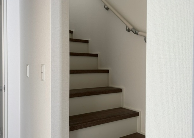 【内装】 | 建物の上下階の通路である階段は、その位置によって動線や室内の印象が大きく左右されます。手摺にも重要な役割があり、転倒の防止・歩行や動作を円滑にして日常生活を支えることを主な目的として設置されています。