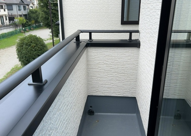 【バルコニー】 | バルコニーは、室外の専用スペースのうち、「屋根がなく開放された空間」であるものを指します。ベランダより広いタイプのものが多く、日当たりもよいため家庭菜園などを楽しみたい人にとって適した環境となります。