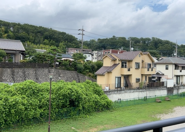 【展望】 | 眺望を気にして物件を探す場合、前面に建物が建っていないか現地で確認しましょう！前面に建物があると景色はもちろん、日当たりや風通しにも影響が出てきます。住んだ時のことを想像しながら現地見学をしましょう。