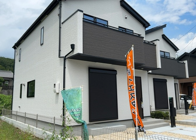 【外観】 | ついに完成致しました！現地をご見学に行く際は、道路の幅や周辺の交通量、施設などをご確認頂くことをおすすめします！物件の流れが早いため、内見をしたい方はお早めに当社営業までお問い合わせ頂きご予約下さい！