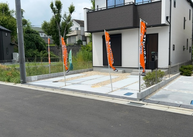 【前面道路含む現地写真】 | 住宅用の土地では前面道路に2m以上接していなければならないと法律で定められています。しかし、お持ちの車のサイズやライフスタイルなどにより、2mでは利便が悪い場合もございますので、事前に確認しましょう。