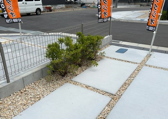 【庭】 | 庭があることでガーデニングや家庭菜園はもちろん、こどもの遊び場やペットを放して遊ぶことができます。また、家の周囲に余裕があるということです。隣地との間があれば、十分な日当たりと、風通しが確保できます。