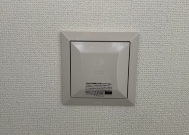 【冷暖房・空調設備】 | 1日中建物内の換気が行われるように設計された仕組みです。気密性の高い住宅は、家に籠った空気でシックハウス症候群になる可能性がありますが、24時間換気システムであれば計画的な換気で対策が可能です。