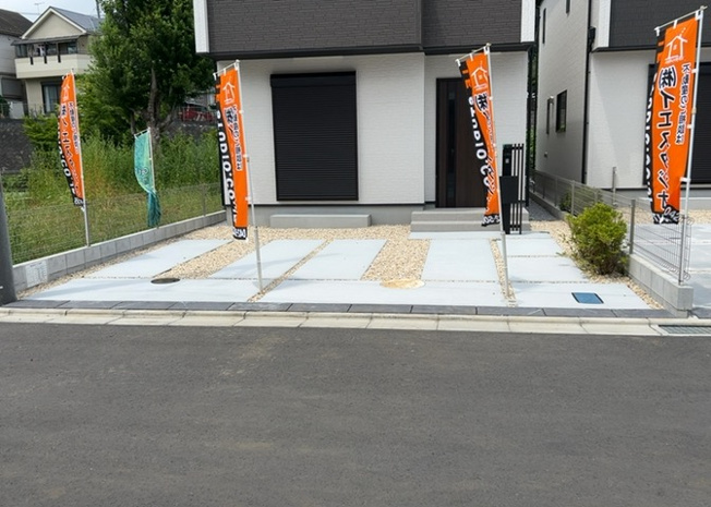 【前面道路含む現地写真】 | お持ちの車種によっては前面道路が広い方が便利でしょう。しかし、前面道路が広ければその分交通量が多くなるため、騒音などが気になる場合があります。実際に現地を見学し、周辺交通量や騒音などを確認しましょう！
