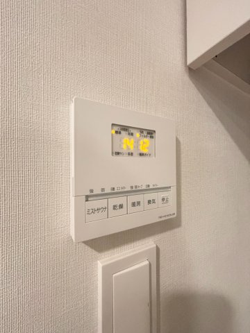 浴室乾燥機・24時間換気リモコン。乾燥・暖房・換気機能の他、ミストサウナ機能も備えています。雨の日のお洗濯も浴室乾燥機で乾かすことができます。