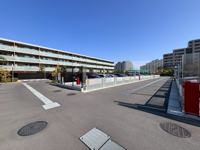 大型の機械式駐車場（地下1階2階空き有り。月額8,000円～。サイズは、全長5,300mm、全幅1,950mm、前高1,750mm、重量2,300kg以下。）。機械式上段及び平面駐車場は募集時に抽選。