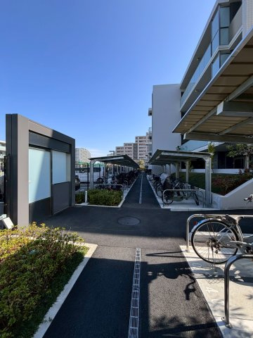 屋根付きの自転車置場。スライド式上段月額200円。スライド式下段月額300円。合計610台分。