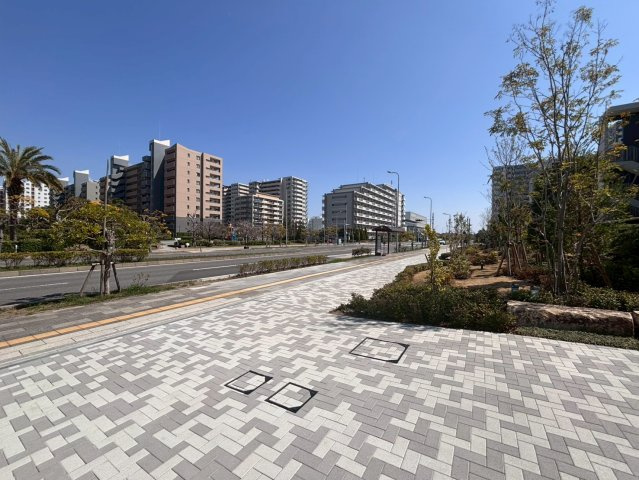 敷地北東側に面したサブエントランス正面のインターロッキング。マンションと公道の間にはインターロッキングと植栽が設けられ、敷地外もとても広く感じられます。