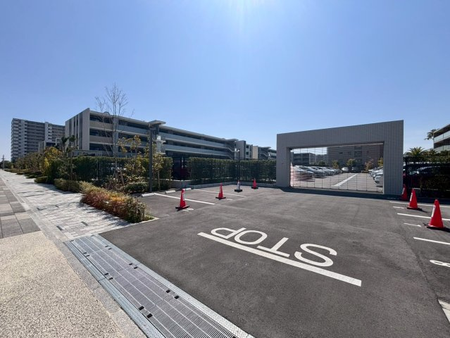 敷地北東側に面した第二の駐車場出入口。シャッター外に来客用駐車場有り（8：00～20：00は100 円/1時間。20:00～翌8:00は1,000円/1回））。