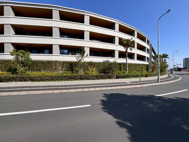 外観上のカラーリングとして、バルコニー軒裏をイエローに、バルコニー側のサッシをブラックに、サッシ回り壁面を外壁タイルよりも濃いダークグレーに。奥行を感じさせるメリハリが活きた斬新なデザインです。