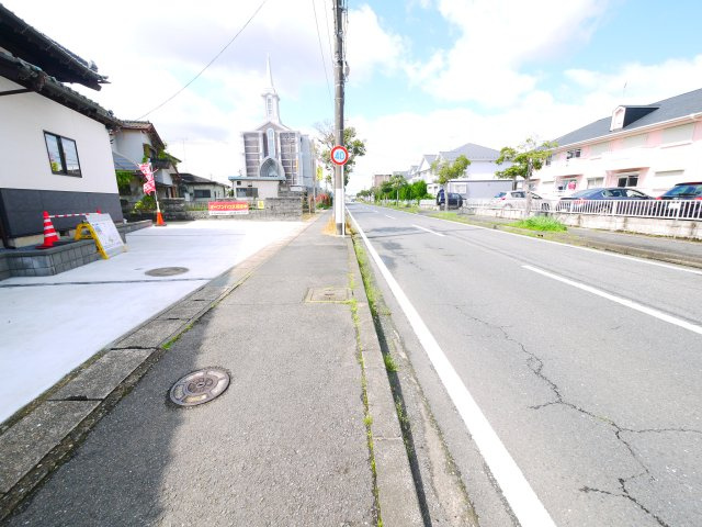 東金市南上宿　平屋中古戸建の前面道路含む現地写真|内外装リフォーム済み敷地約121坪駐車5台可能 リビング約16帖 都市ガス上下水 カスミ徒歩約10分
