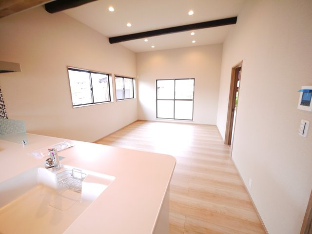 東金市南上宿　平屋中古戸建の居間・リビング|内外装リフォーム済み敷地約121坪駐車5台可能 リビング約16帖 都市ガス上下水 カスミ徒歩約10分