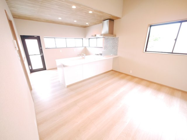 東金市南上宿　平屋中古戸建の居間・リビング|内外装リフォーム済み敷地約121坪駐車5台可能 リビング約16帖 都市ガス上下水 カスミ徒歩約10分