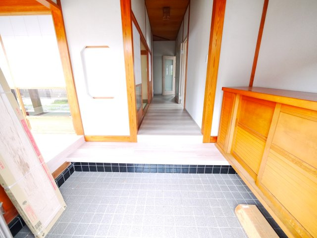 東金市南上宿　平屋中古戸建の玄関|内外装リフォーム済み敷地約121坪駐車5台可能 リビング約16帖 都市ガス上下水 カスミ徒歩約10分