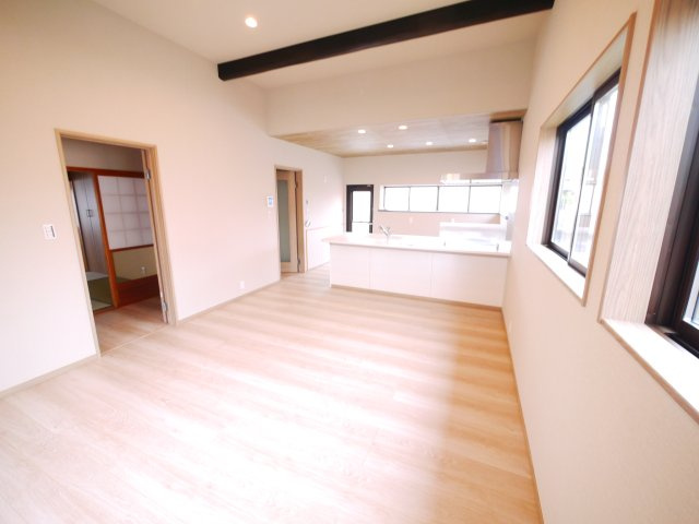 東金市南上宿　平屋中古戸建の居間・リビング|内外装リフォーム済み敷地約121坪駐車5台可能 リビング約16帖 都市ガス上下水 カスミ徒歩約10分