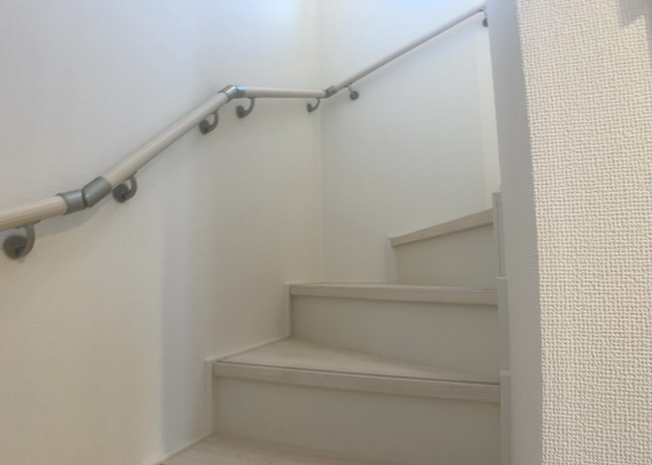 【内装】 | 建物の上下階の通路である階段は、その位置によって動線や室内の印象が大きく左右されます。手摺にも重要な役割があり、転倒の防止・歩行や動作を円滑にして日常生活を支えることを主な目的として設置されています。
