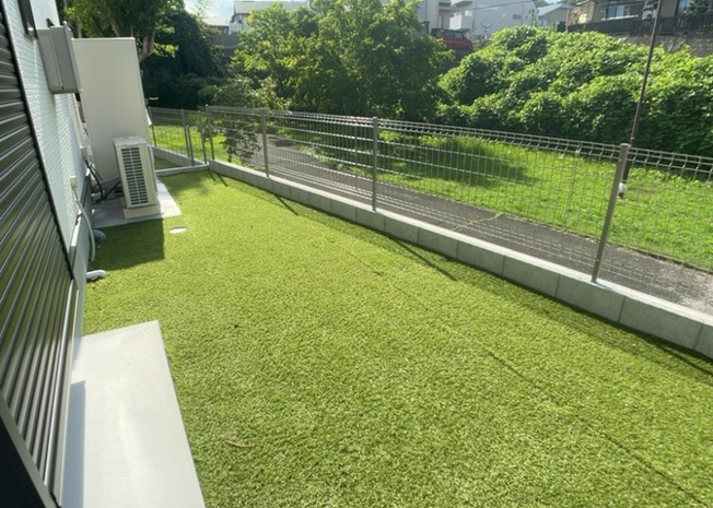 【庭】 | 庭があることでガーデニングや家庭菜園はもちろん、こどもの遊び場やペットを放して遊ぶことができます。また、家の周囲に余裕があるということです。隣地との間があれば、十分な日当たりと、風通しが確保できます。