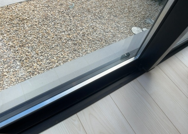 【内装】 | サッシとは、ガラス窓に使用される金属製の窓枠のことです。一般的に住宅建築では、金属製建具工事の段階で備え付けるもので、ガラス類や玄関、バスルームのスチール製のドアなどと同じタイミングで工事を行います。