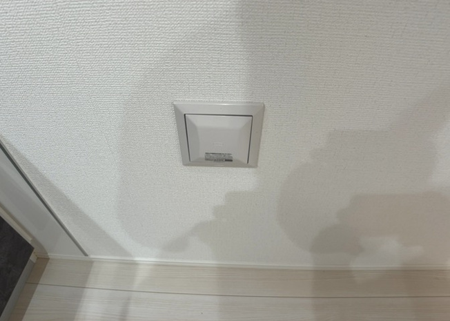 【冷暖房・空調設備】 | 1日中建物内の換気が行われるように設計された仕組みです。気密性の高い住宅は、家に籠った空気でシックハウス症候群になる可能性がありますが、24時間換気システムであれば計画的な換気で対策が可能です。