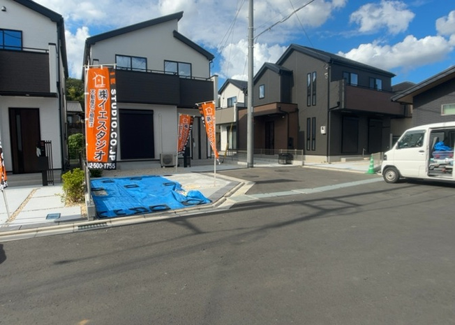 【前面道路含む現地写真】 | お持ちの車種によっては前面道路が広い方が便利でしょう。しかし、前面道路が広ければその分交通量が多くなるため、騒音などが気になる場合があります。実際に現地を見学し、周辺交通量や騒音などを確認しましょう！