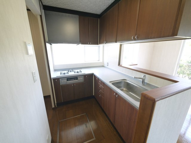 東金市季美の森東1　中古戸建のキッチン|内外装リフォーム済み令和7年5月済　4SLDK リビング約20帖目の前が公園 リビング電動シャッター