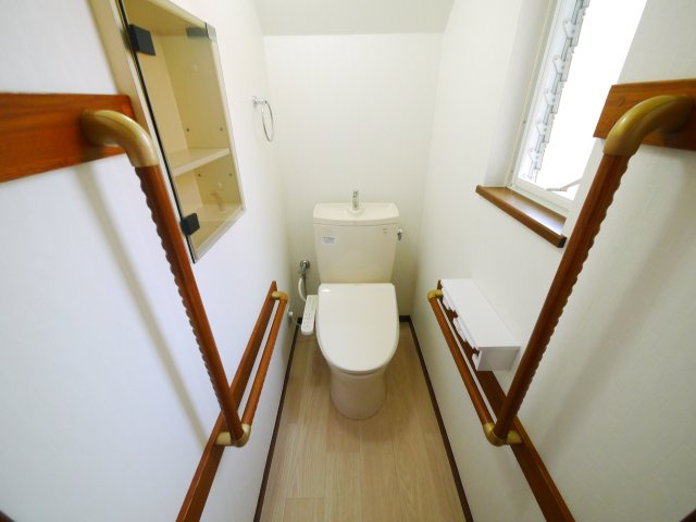 東金市季美の森東1　中古戸建のトイレ|内外装リフォーム済み令和7年5月済　4SLDK リビング約20帖目の前が公園 リビング電動シャッター