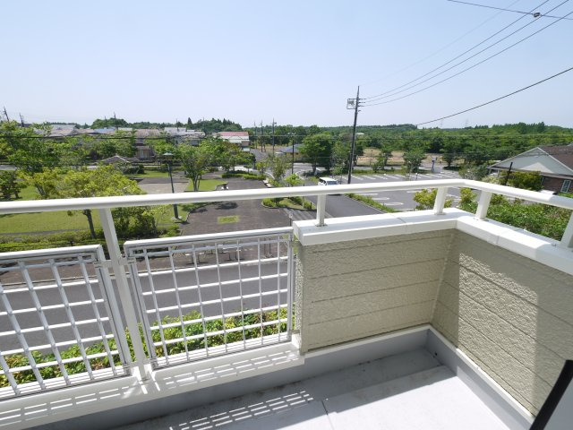 東金市季美の森東1　中古戸建のバルコニー|内外装リフォーム済み令和7年5月済　4SLDK リビング約20帖目の前が公園 リビング電動シャッター