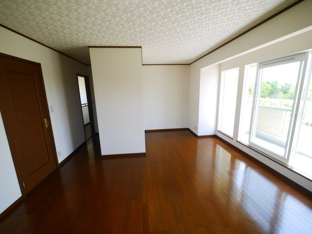東金市季美の森東1　中古戸建の洋室|内外装リフォーム済み令和7年5月済　4SLDK リビング約20帖目の前が公園 リビング電動シャッター