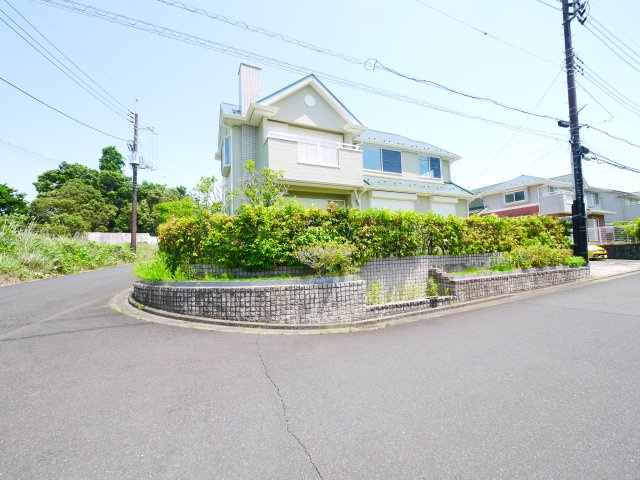 東金市季美の森東1　中古戸建の周辺|内外装リフォーム済み令和7年5月済　4SLDK リビング約20帖目の前が公園 リビング電動シャッター