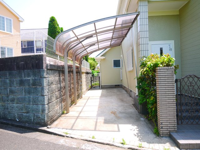東金市季美の森東1　中古戸建の駐車場|内外装リフォーム済み令和7年5月済　4SLDK リビング約20帖目の前が公園 リビング電動シャッター