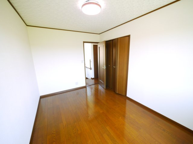 東金市季美の森東1　中古戸建の洋室|内外装リフォーム済み令和7年5月済　4SLDK リビング約20帖目の前が公園 リビング電動シャッター