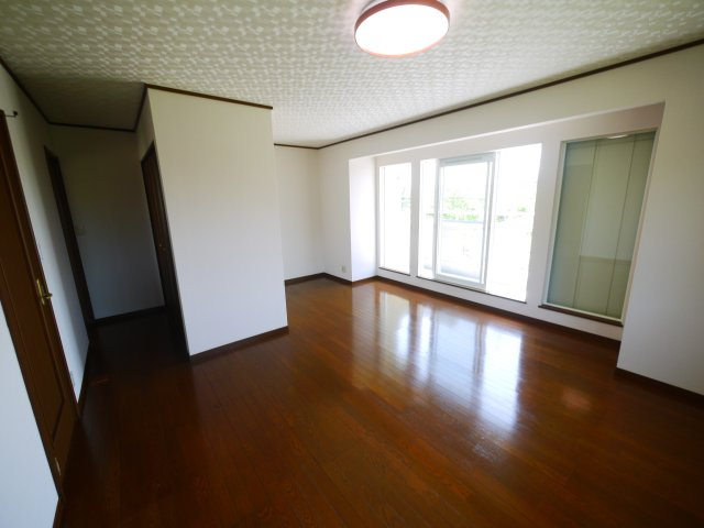 東金市季美の森東1　中古戸建の洋室|内外装リフォーム済み令和7年5月済　4SLDK リビング約20帖目の前が公園 リビング電動シャッター