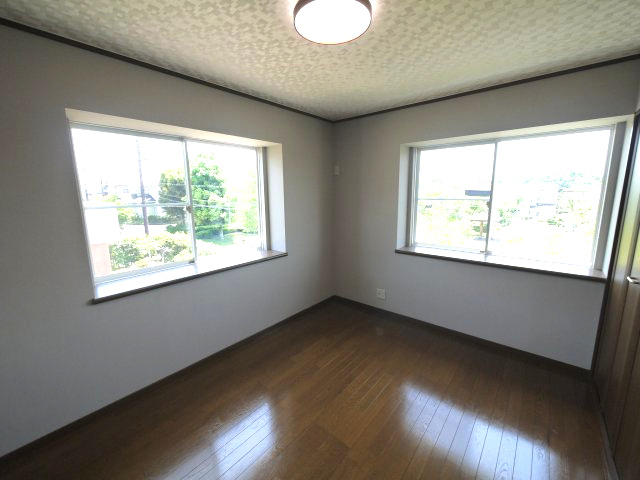 東金市季美の森東1　中古戸建の洋室|内外装リフォーム済み令和7年5月済　4SLDK リビング約20帖目の前が公園 リビング電動シャッター