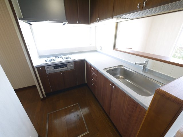 東金市季美の森東1　中古戸建のキッチン|内外装リフォーム済み令和7年5月済　4SLDK リビング約20帖目の前が公園 リビング電動シャッター