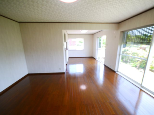 東金市季美の森東1　中古戸建の洋室|内外装リフォーム済み令和7年5月済　4SLDK リビング約20帖目の前が公園 リビング電動シャッター