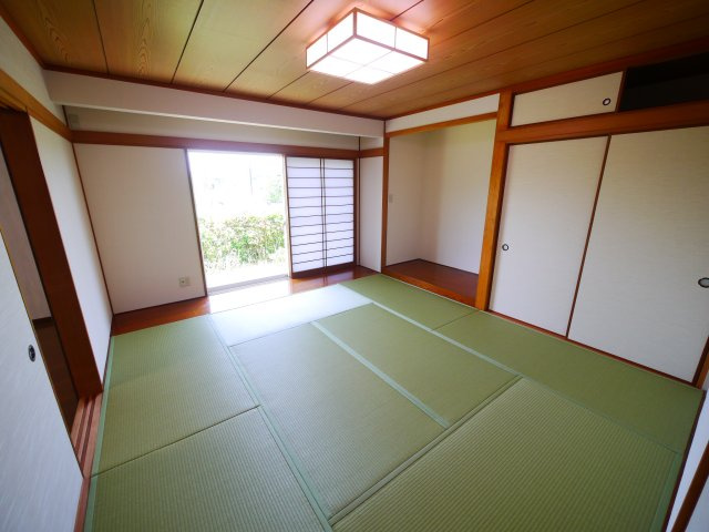 東金市季美の森東1　中古戸建の和室|内外装リフォーム済み令和7年5月済　4SLDK リビング約20帖目の前が公園 リビング電動シャッター