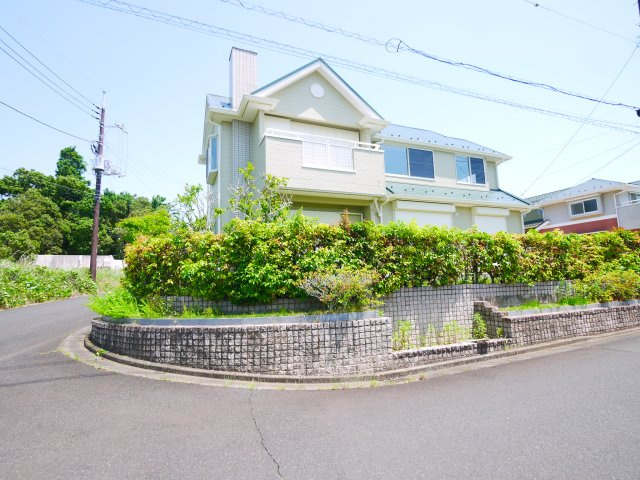 東金市季美の森東1　中古戸建の外観|内外装リフォーム済み令和7年5月済　4SLDK リビング約20帖目の前が公園 リビング電動シャッター