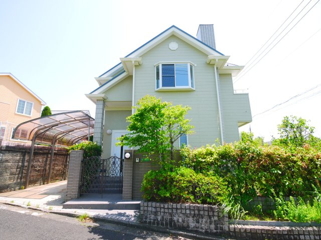 東金市季美の森東1　中古戸建の外観|内外装リフォーム済み令和7年5月済　4SLDK リビング約20帖目の前が公園 リビング電動シャッター