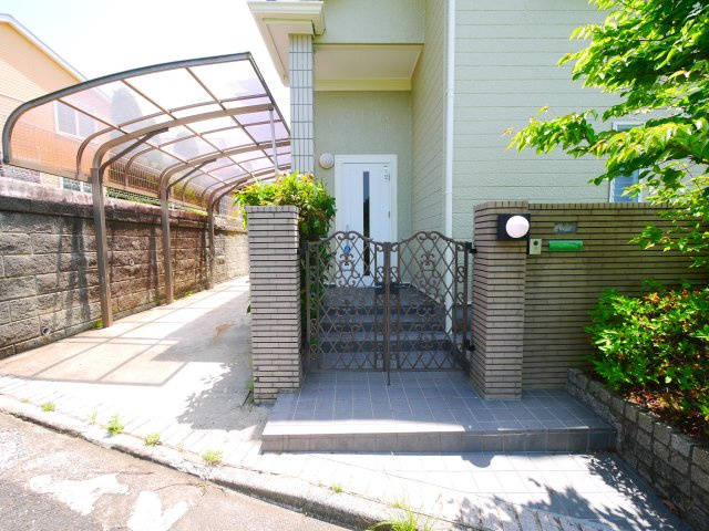 東金市季美の森東1　中古戸建の駐車場|内外装リフォーム済み令和7年5月済　4SLDK リビング約20帖目の前が公園 リビング電動シャッター